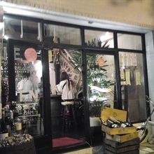 １階は狭いですが、樽をテーブルにした席がいくつか。