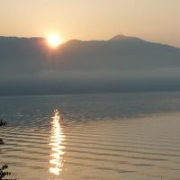 朝日が出て支笏湖の湖面が輝く