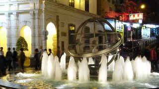 マカオ観光の中心地、夜の雰囲気もいいセナド広場