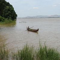 目の前のイラワジ川には時折漁船が通過する。