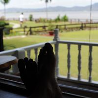 涼しいマイルームからイラワジ川を望む