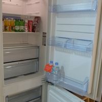 大型の冷凍冷蔵庫。
