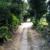 集落の小径。