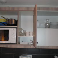 調理器具、食器類は十分。コーヒーなどはあります。