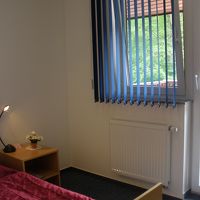 小物を広げるのはベッド横の小さなテーブルのみ