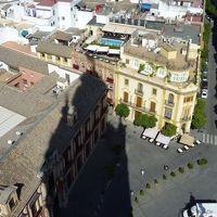 ヒラルダの塔から見たホテル。プールがあるのがホテル