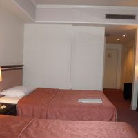 落ち着いた色調の客室