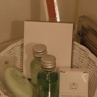 ボトルシャンプーが備え付けられているが、このセットも置いてあ