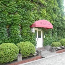 蔦で覆われた外観