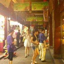 豫園商城の店先のようす