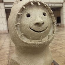 美術館前にいます　ウーゴ・ロンディノーネ作　