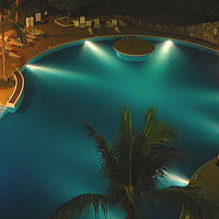 夜のガーデンプールを客室から望む。