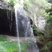 裏見ができる滝で、日本の滝百選にも選ばれています