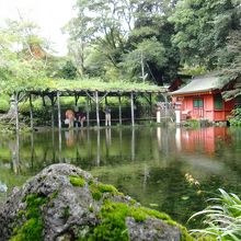 水屋神社と湧玉池