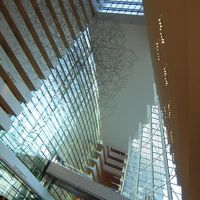 ロビー周りは明るい吹き抜けで開放的