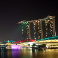 夜の8時と9時半にサンズのレーザーショーがある