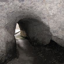 岩をくりぬいたトンネルもあります。
