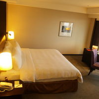 ゆったりした部屋。デスクが外に面しているのは珍しい配置。