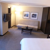 ソファスペースのテーブルの中には食器が収納されてます。