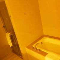 バスタブとは別にシャワールームも有り、バスローブもあります。