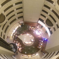 部屋の前の廊下から見下ろす朝食会場。席数はじゅうぶん。