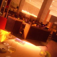 二階はバーですが利用者は少な目。ワインのレベルは…。