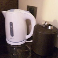 電気ポットに、無料のお水もあります。