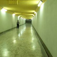 駅の後ろ（東口）へ通じる通路は殺風景。