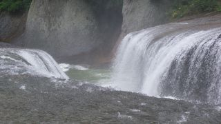 特異な形状の滝です