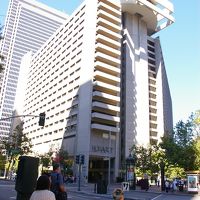 最上階の円形クラブフロアが目印です。