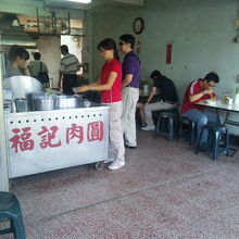 赤い服の女性はセルフでスープを注いでいるところ。