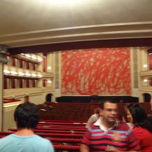 ラフな服装の男性もいます