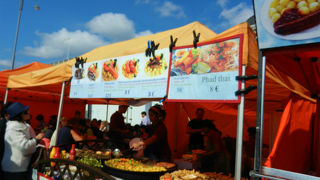 ショップのほか飲食物の屋台もありました