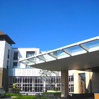 ホテルの玄関 正面はビーチ