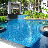 もう１つのプールはキッズ用 (深さ35cm)