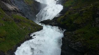 ショースの滝はフロム鉄道のお決まり観光スポット
