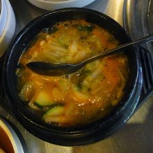サイドメニューのテンジャンチゲ （1,000ウォン）をスープ