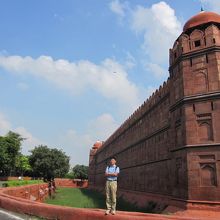 駐車場から入場門までの道。外壁が見事です。