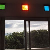 壁に埋め込まれたステンドグラス