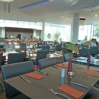 開放的なレストラン，向こうがフロント