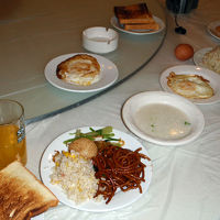 朝食はこんな感じです。オレンジジュース？？？謎。