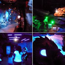 ﾌﾞﾗｯｸﾗｲﾄに照らされた展示が