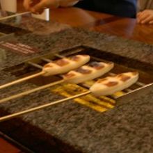 専用のテーブルで、自分で笹かまを焼いて食べれます