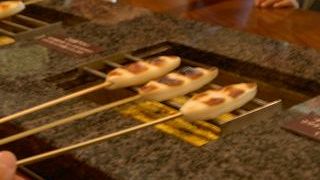 名物の笹かまぼこを、自分で焼いて食べれます