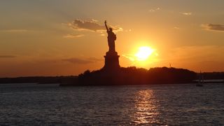 言わずと知れたニューヨークの必見スポット！スタテン島行きのフェリーからの眺め、特に夕方から夜のライトアップの時間帯がお勧め！