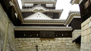 ロープウェーやリフトで移動する、現存天守の１つ