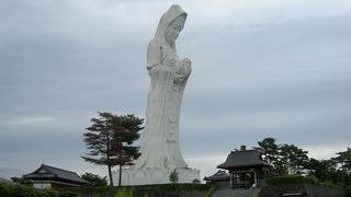 巨大な会津慈母観音が目印
