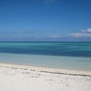 青い空と紺い海と白い砂浜のコントラストが最高！