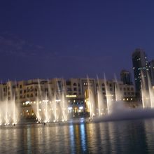 暗くなりかけた頃、噴水ショーのはじまり。