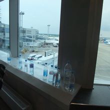 セキュリティー前。みなさん持ち込み禁止の水を置いていきます。